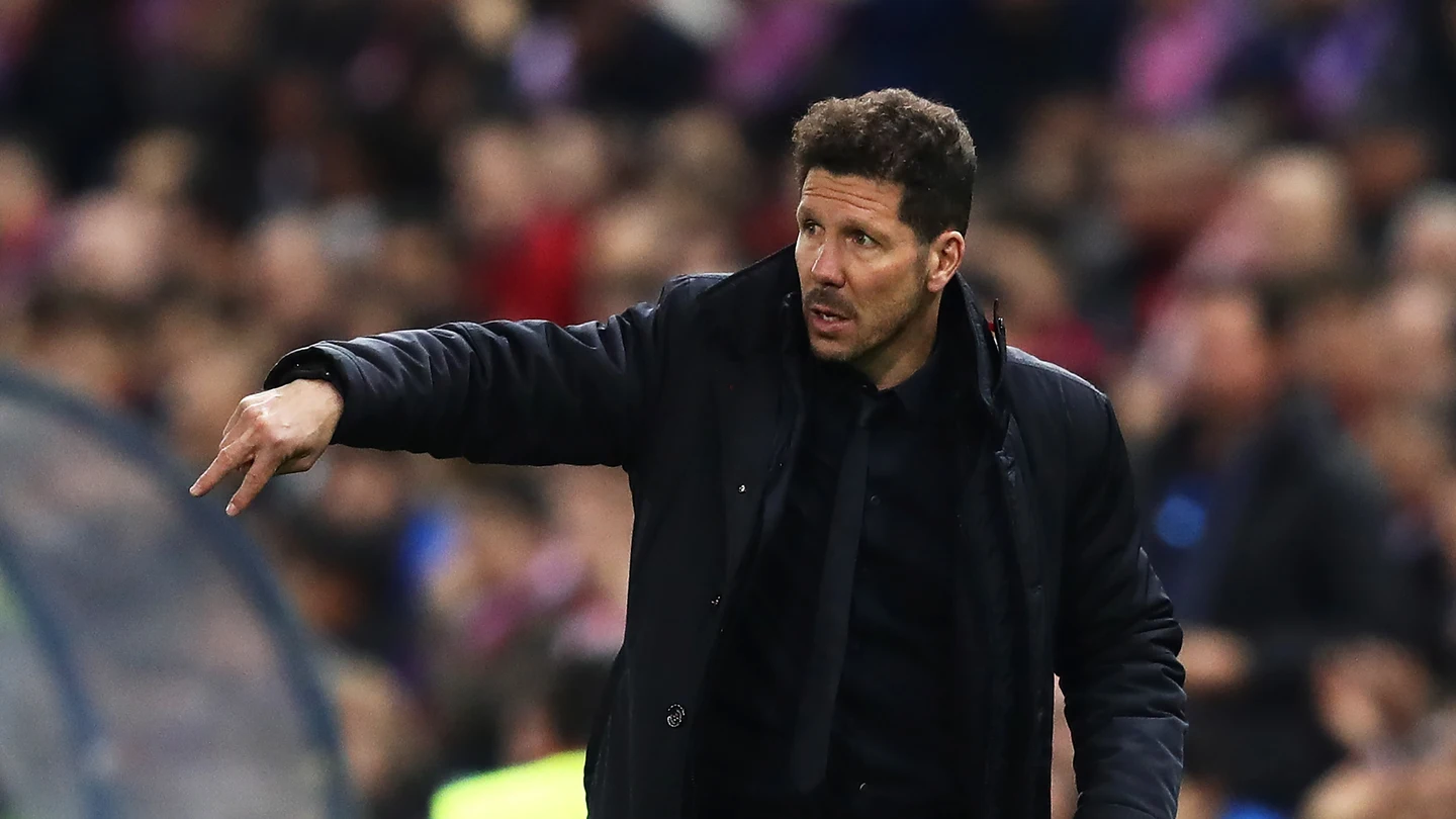 Simeone da instrucciones en la banda del Calderón Simeone da instrucciones en la banda del Calderón