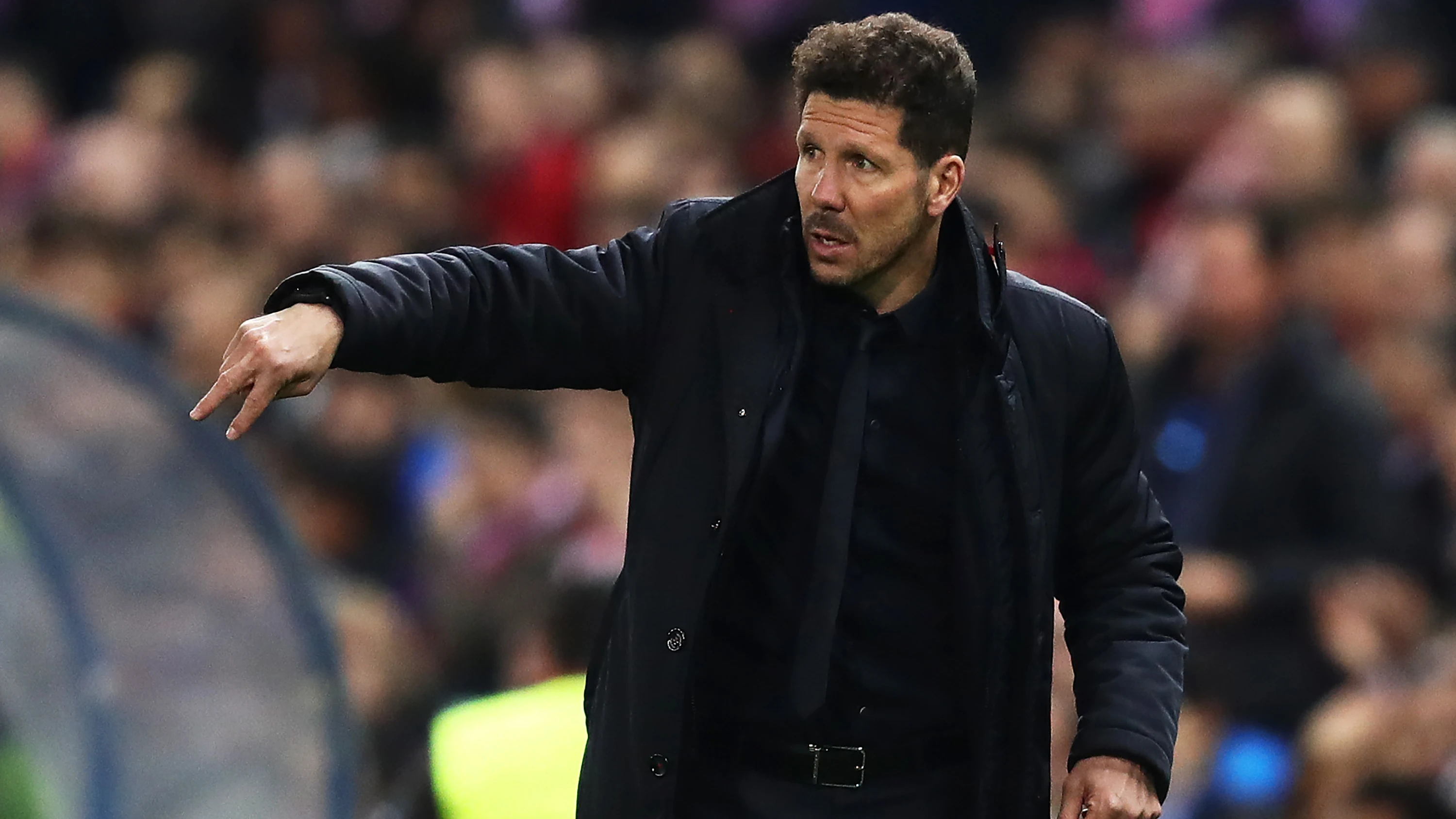 Simeone da instrucciones en la banda del Calderón