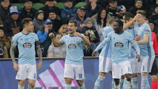 Los jugadores del Celta celebran el tanto de Hugo Mallo