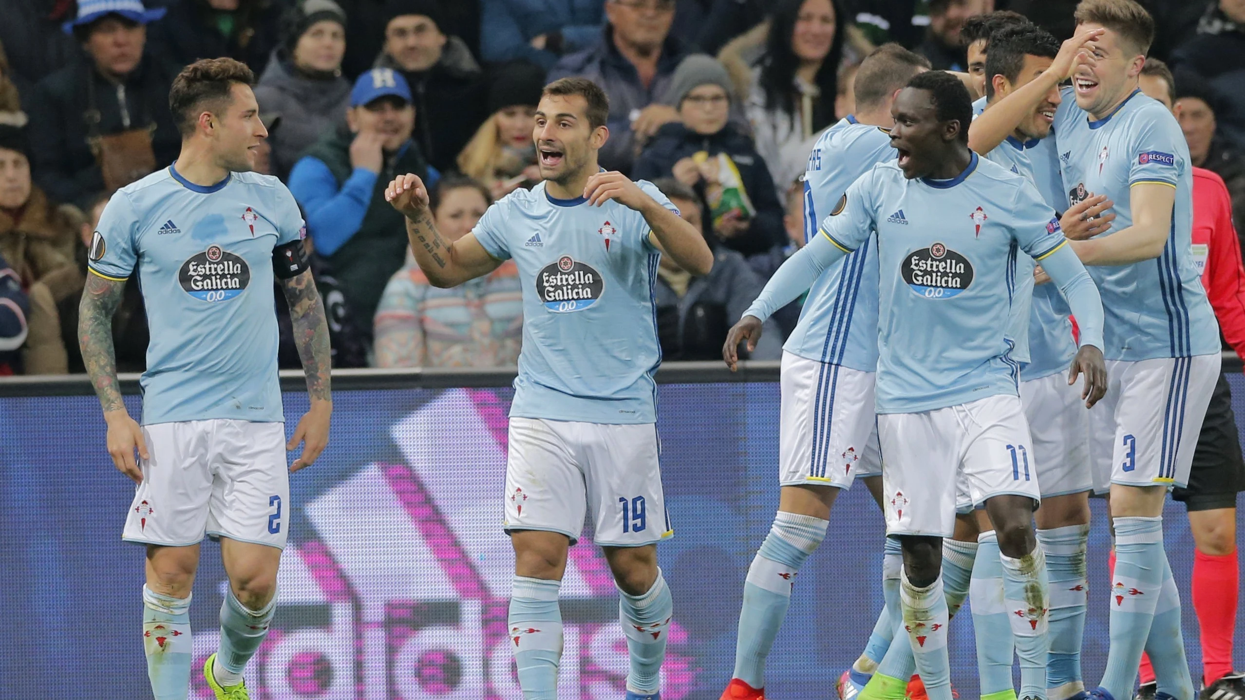 Los jugadores del Celta celebran el tanto de Hugo Mallo