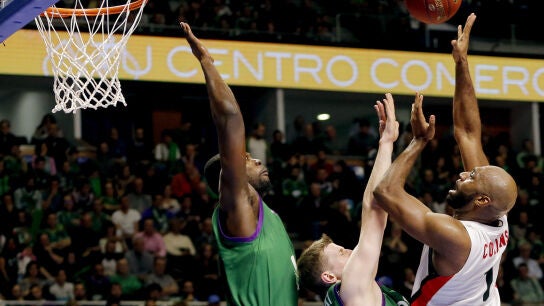 Mardy Collins tira a canasta ante Adam Waczynski y Vini Okouo