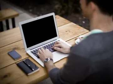 Una persona trabajando Una persona trabajando