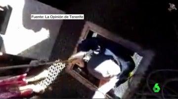 Frame 1.128719 de: Nuevas imágenes de unos turistas atrapados durante horas en el Teide