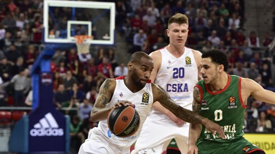 Aaron Jackson trata de superar a Shane Larkin