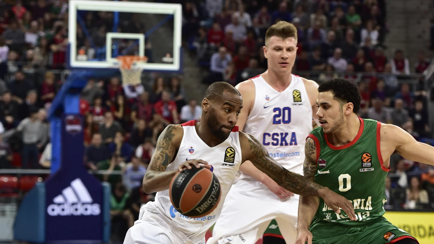Aaron Jackson trata de superar a Shane Larkin Aaron Jackson trata de superar a Shane Larkin