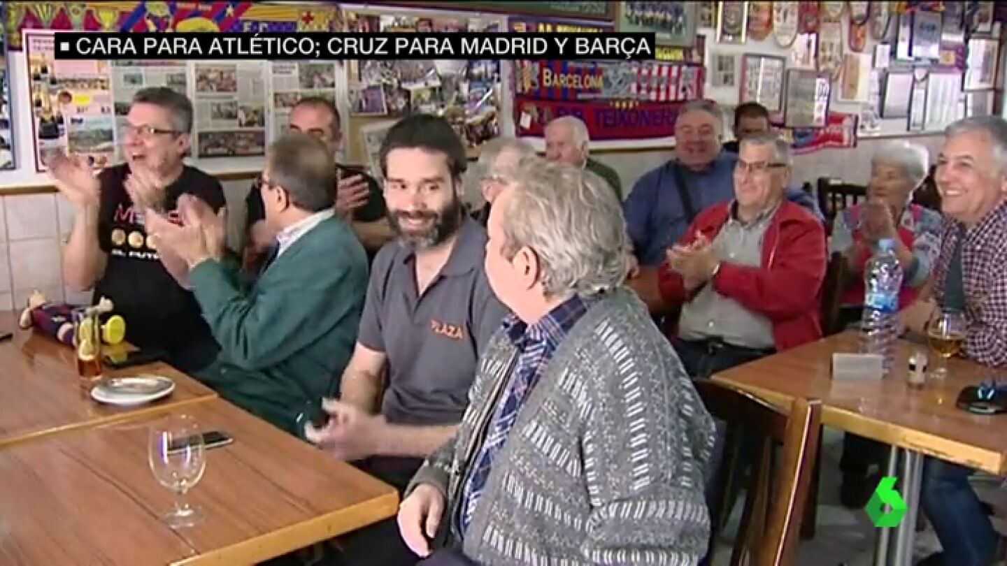 Frame 21.683703 de: La alegr&iacute;a de los aficionados del Bar&ccedil;a y el Atl&eacute;tico frente a la preocupaci&oacute;n del Madrid