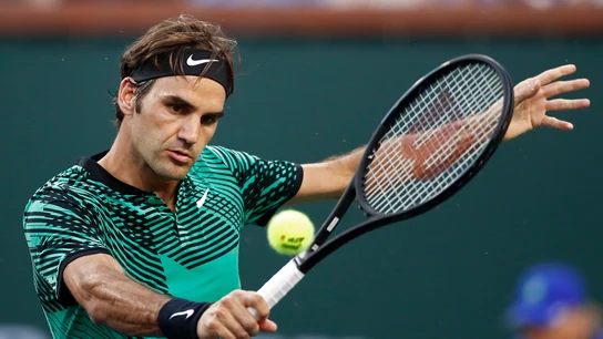 Roger Federer realizando un revés Roger Federer realizando un revés