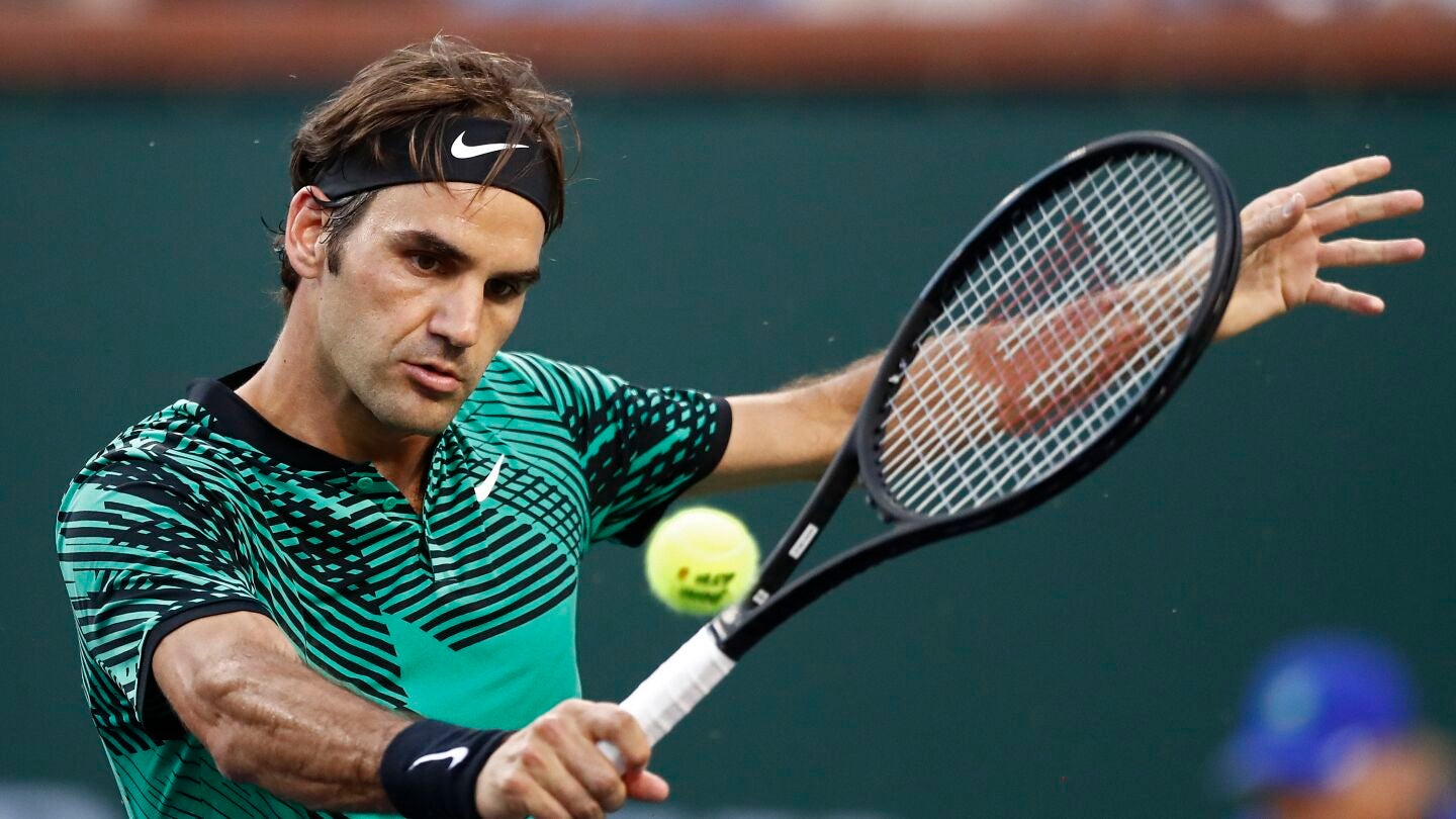 Roger Federer realizando un rev&eacute;s