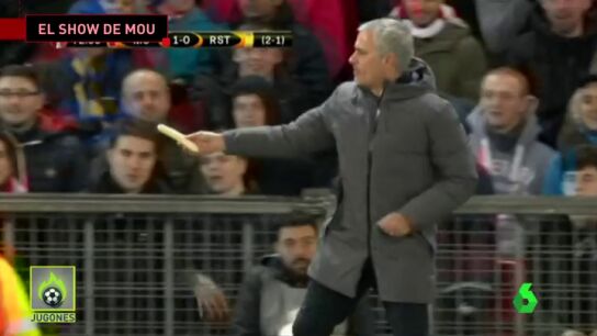 Frame 17.991111 de: El show de Mourinho: coge un pl&aacute;tano, se lo da a Rojo en pleno partido y &eacute;ste se lo come