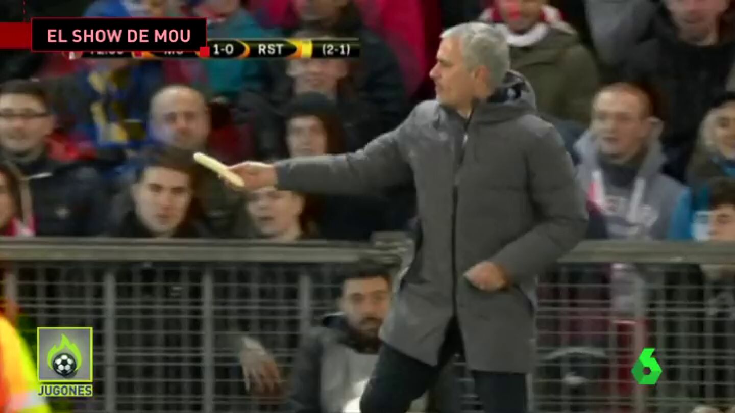 Frame 17.991111 de: El show de Mourinho: coge un pl&aacute;tano, se lo da a Rojo en pleno partido y &eacute;ste se lo come