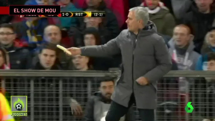 Frame 17.991111 de: El show de Mourinho: coge un plátano, se lo da a Rojo en pleno partido y éste se lo come