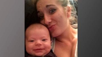 Amanda posa con su hijo de diez meses antes de ser asesinada