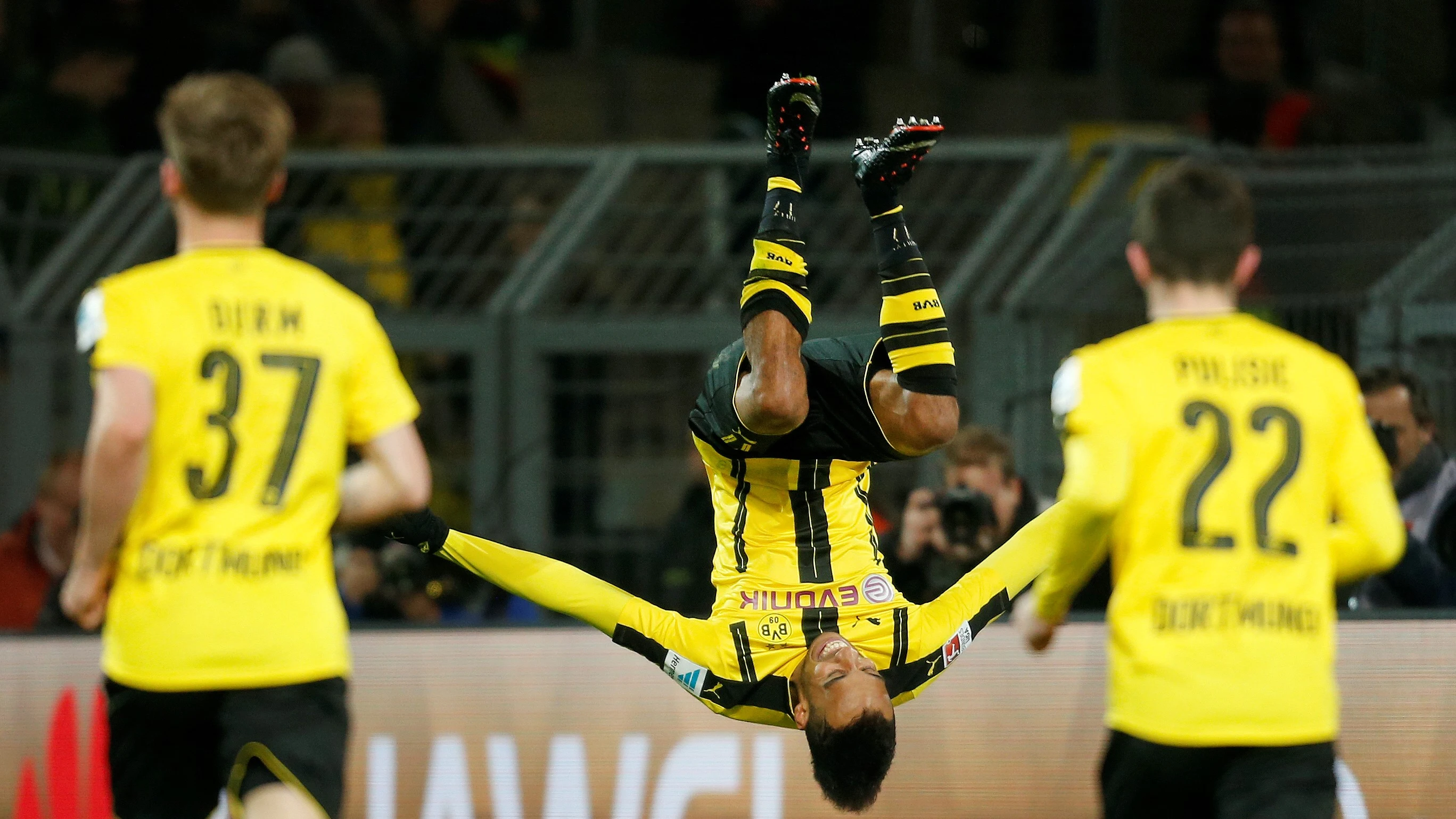 Aubameyang celebrando su gol