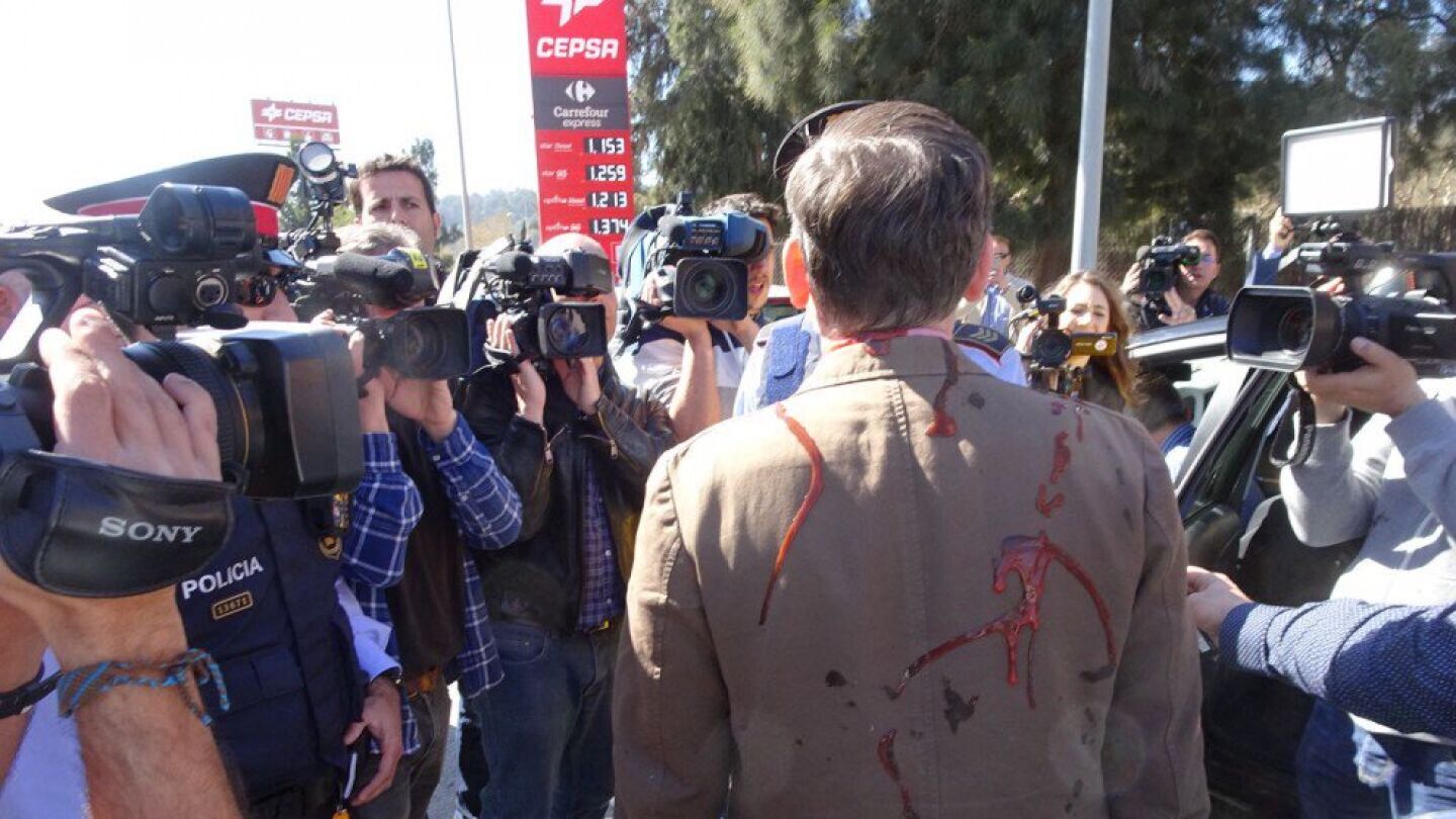 Ignacio Arsuaga, l&iacute;der de 'Hazte O&iacute;r', cubierto de salsa de tomate a su llegada a Pallej&agrave;
