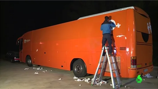 Hazte Oír quita los mensajes de su autobús transfóbico después de que los Mossos lo inmovilizaran en Martorell Hazte Oír quita los mensajes de su autobús transfóbico después de que los Mossos lo inmovilizaran en Martorell