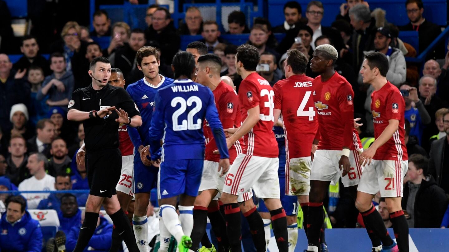 Jugadores del Manchester United dirigi&eacute;ndose hacia el &aacute;rbitro