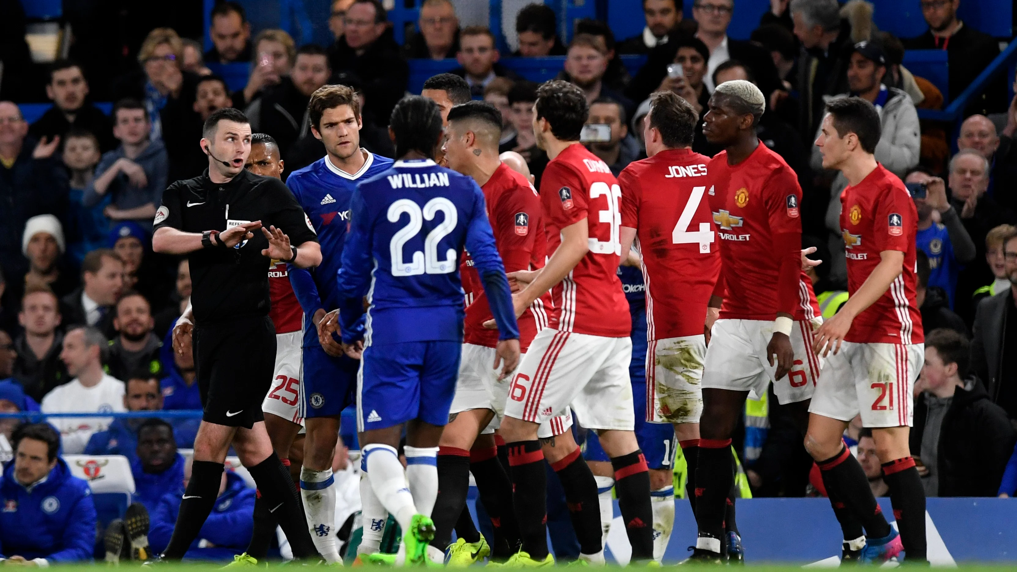 Jugadores del Manchester United dirigi&eacute;ndose hacia el &aacute;rbitro