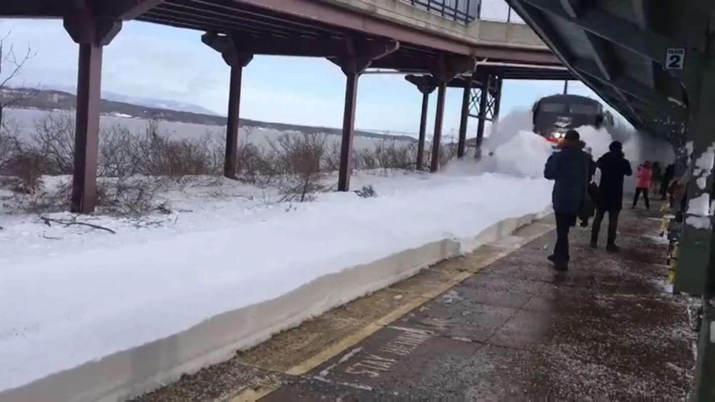Frame 6.231296 de: Una impresionante ola de nieve cubre a los pasajeros que esperaban el tren en un estaci&oacute;n de Nueva York