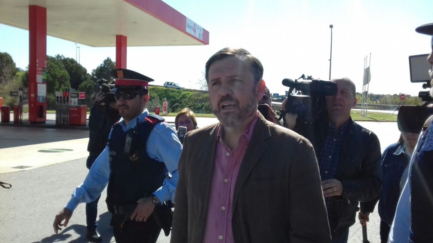 Ignacio Arsuaga, presidente de Hazte O&iacute;r, acompa&ntilde;ado por los Mossos