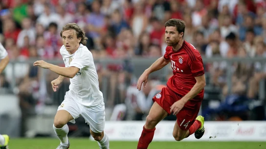 Xabi Alonso trata de detener a Modric en un Bayern-Real Madrid Xabi Alonso trata de detener a Modric en un Bayern-Real Madrid