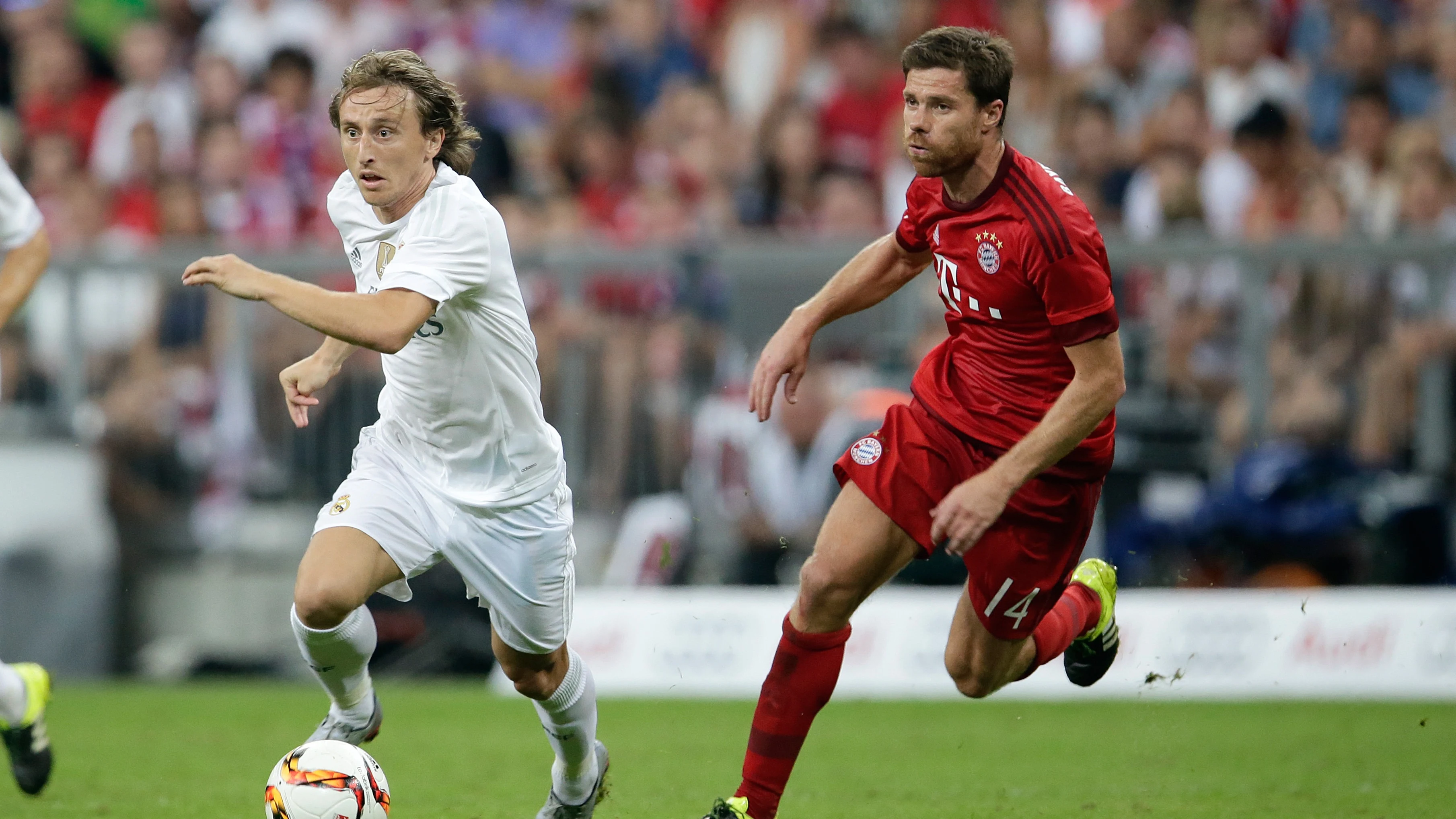 Xabi Alonso trata de detener a Modric en un Bayern-Real Madrid