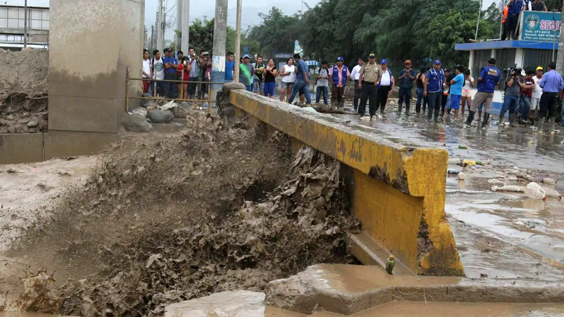 Un puente inundado sobre el río Huaycoloro en Perú