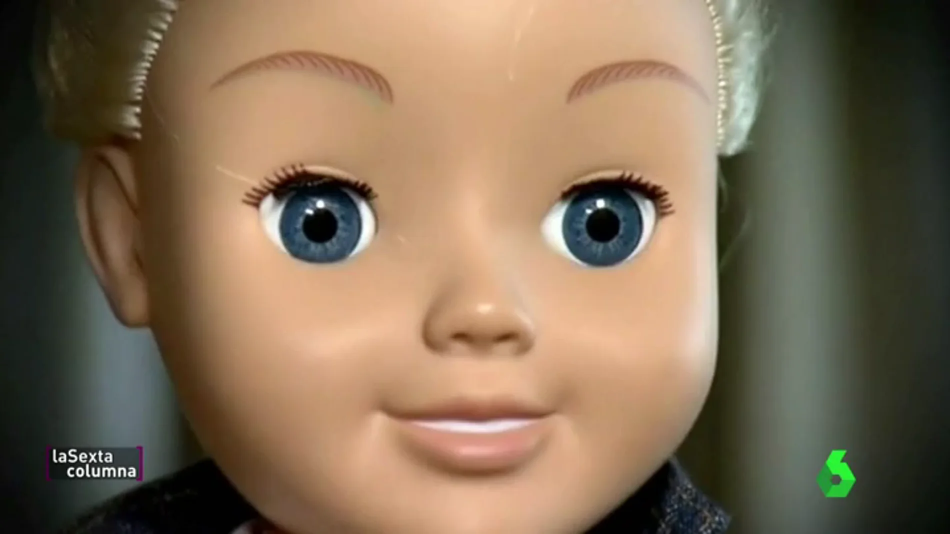Frame 35.985024 de: Cayla, una 'inocente' muñeca espía con la que un hacker podría hablar a distancia con tus hijos: "Es siniestra"