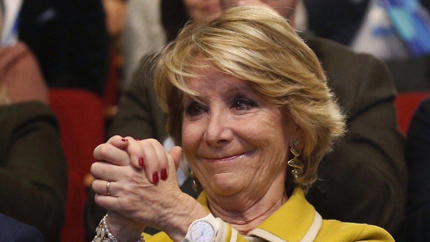 Esperanza Aguirre, emocionada ante la ovaci&oacute;n de sus compa&ntilde;eros