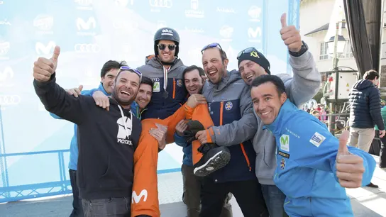 Lucas Eguibar e Israel Planas con el equipo español celebrando la plata en el boardercross Lucas Eguibar e Israel Planas con el equipo español celebrando la plata en el boardercross