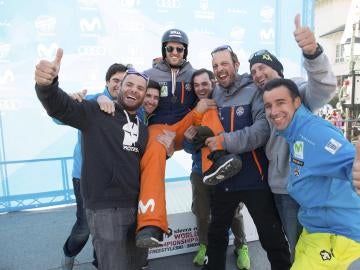 Lucas Eguibar e Israel Planas con el equipo español celebrando la plata en el boardercross Lucas Eguibar e Israel Planas con el equipo español celebrando la plata en el boardercross