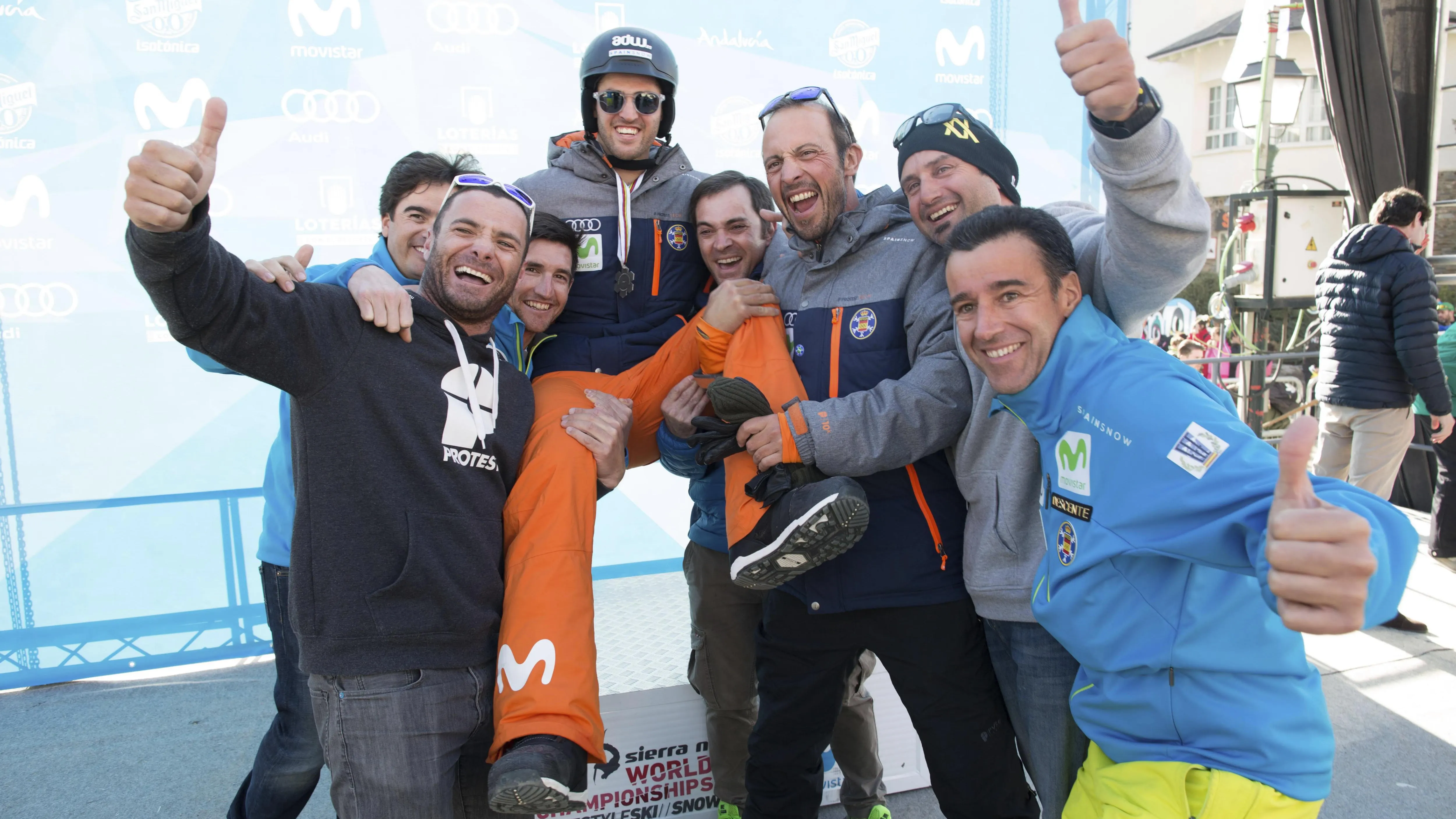 Lucas Eguibar e Israel Planas con el equipo español celebrando la plata en el boardercross Lucas Eguibar e Israel Planas con el equipo español celebrando la plata en el boardercross