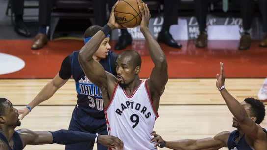 Ibaka, con el balón Ibaka, con el balón