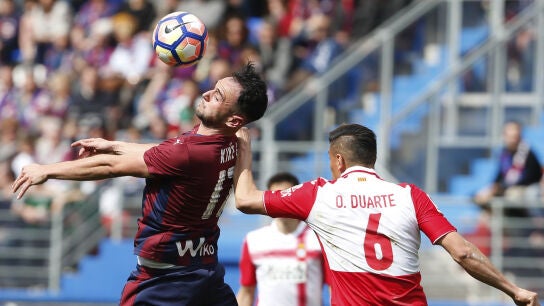 Kike Garc&iacute;a disputa un bal&oacute;n con &Oacute;scar Duarte 