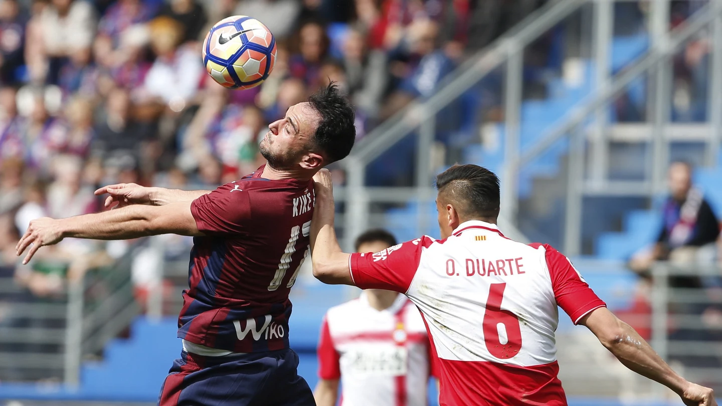Kike García disputa un balón con Óscar Duarte Kike García disputa un balón con Óscar Duarte