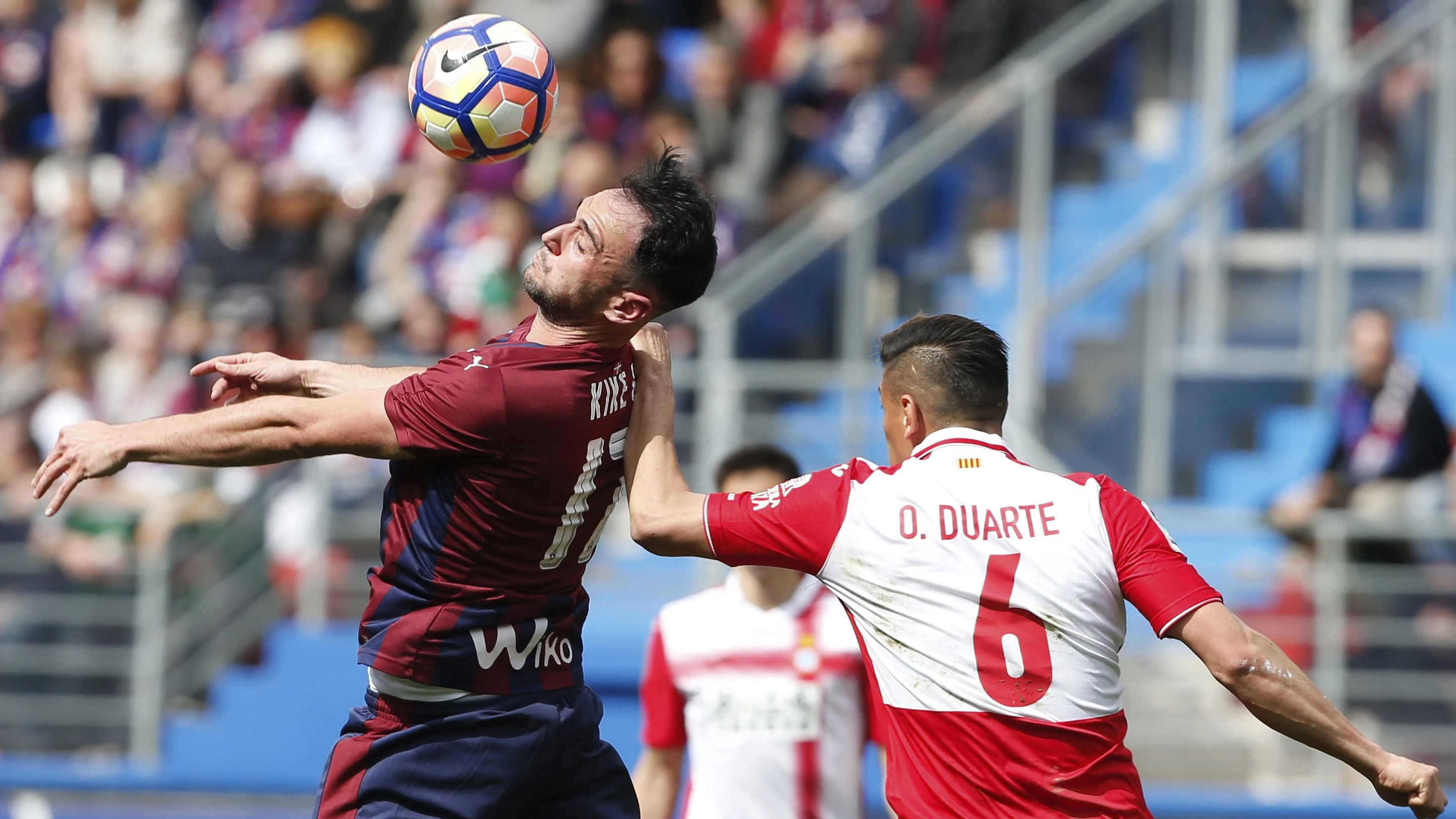 Kike García disputa un balón con Óscar Duarte 