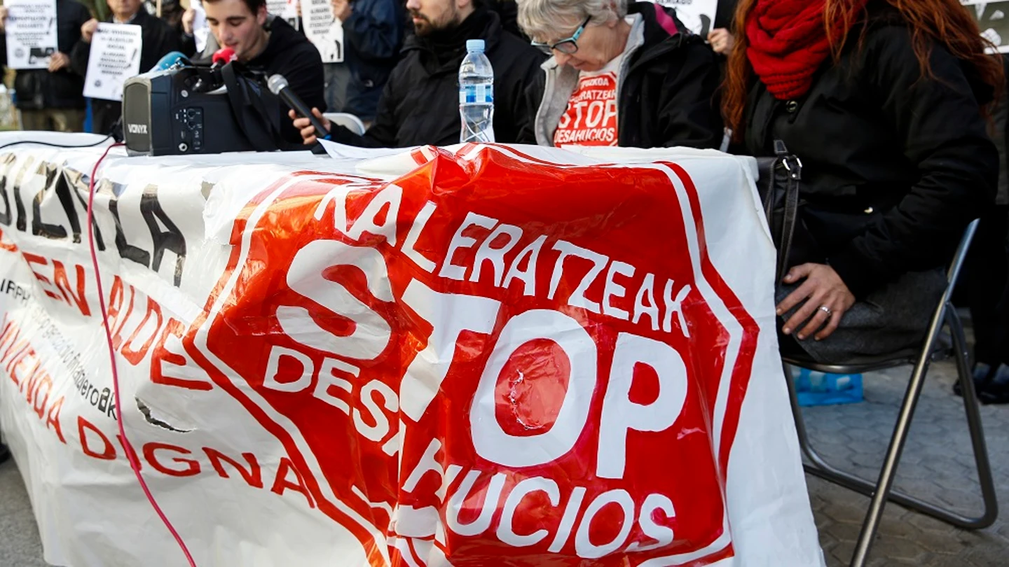 El BOE publica el decreto que amplía la moratoria antidesahucios Representantes de la asociación Stop Desahucios de San Sebastián. El BOE publica el decreto que amplía la moratoria antidesahuciosRepresentantes de la asociación Stop Desahucios de San Sebastián.