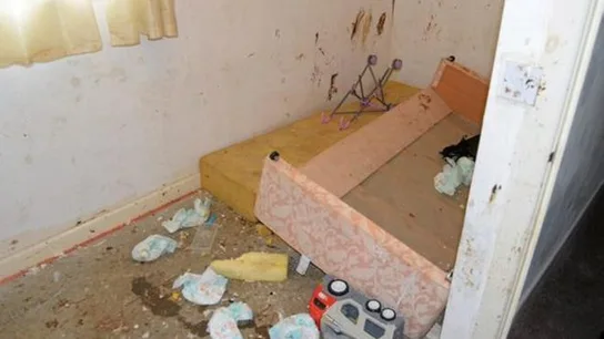 Una pareja encierra a sus cuatro hijos y la policia los encuentra con mala salud y cubiertos de heces y basura Una pareja encierra a sus cuatro hijos y la policia los encuentra con mala salud y cubiertos de heces y basura
