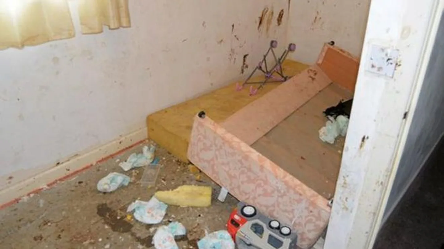 Una pareja encierra a sus cuatro hijos y la policia los encuentra con mala salud y cubiertos de heces y basura Una pareja encierra a sus cuatro hijos y la policia los encuentra con mala salud y cubiertos de heces y basura