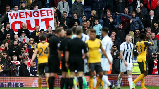 Los jugadores del Arsenal se retiran del campo tras la derrota Los jugadores del Arsenal se retiran del campo tras la derrota