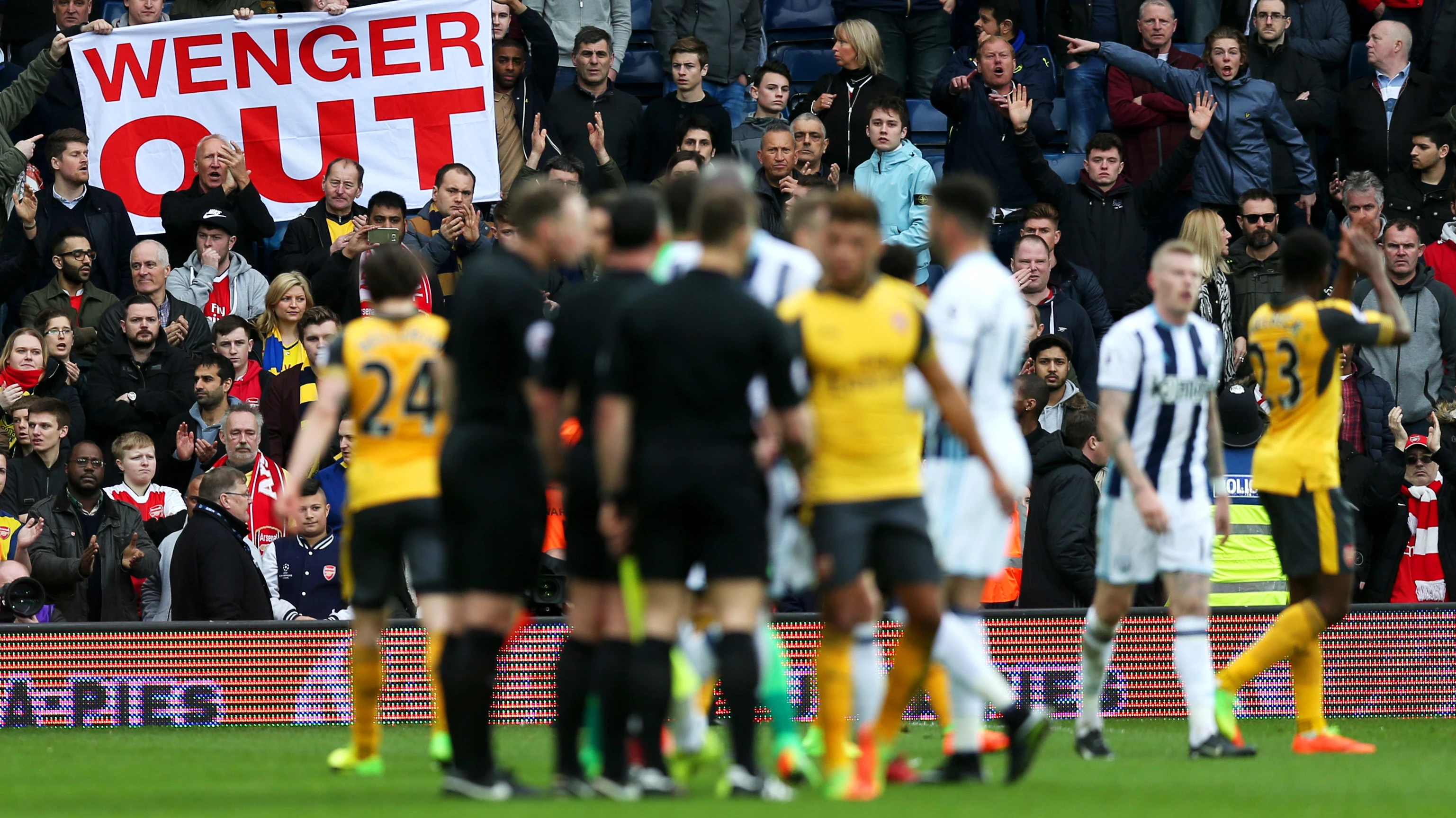 Los jugadores del Arsenal se retiran del campo tras la derrota