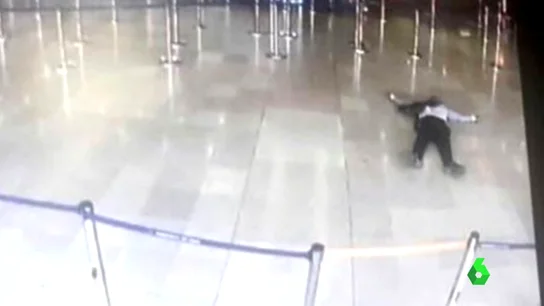Frame 0.512974 de: Abatido un hombre en el aeropuerto parisino de Orly tras quitar el arma a un soldado Frame 0.512974 de: Abatido un hombre en el aeropuerto parisino de Orly tras quitar el arma a un soldado