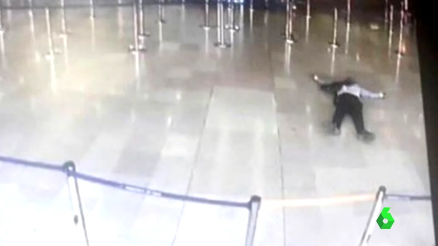 Frame 0.512974 de: Abatido un hombre en el aeropuerto parisino de Orly tras quitar el arma a un soldado Frame 0.512974 de: Abatido un hombre en el aeropuerto parisino de Orly tras quitar el arma a un soldado