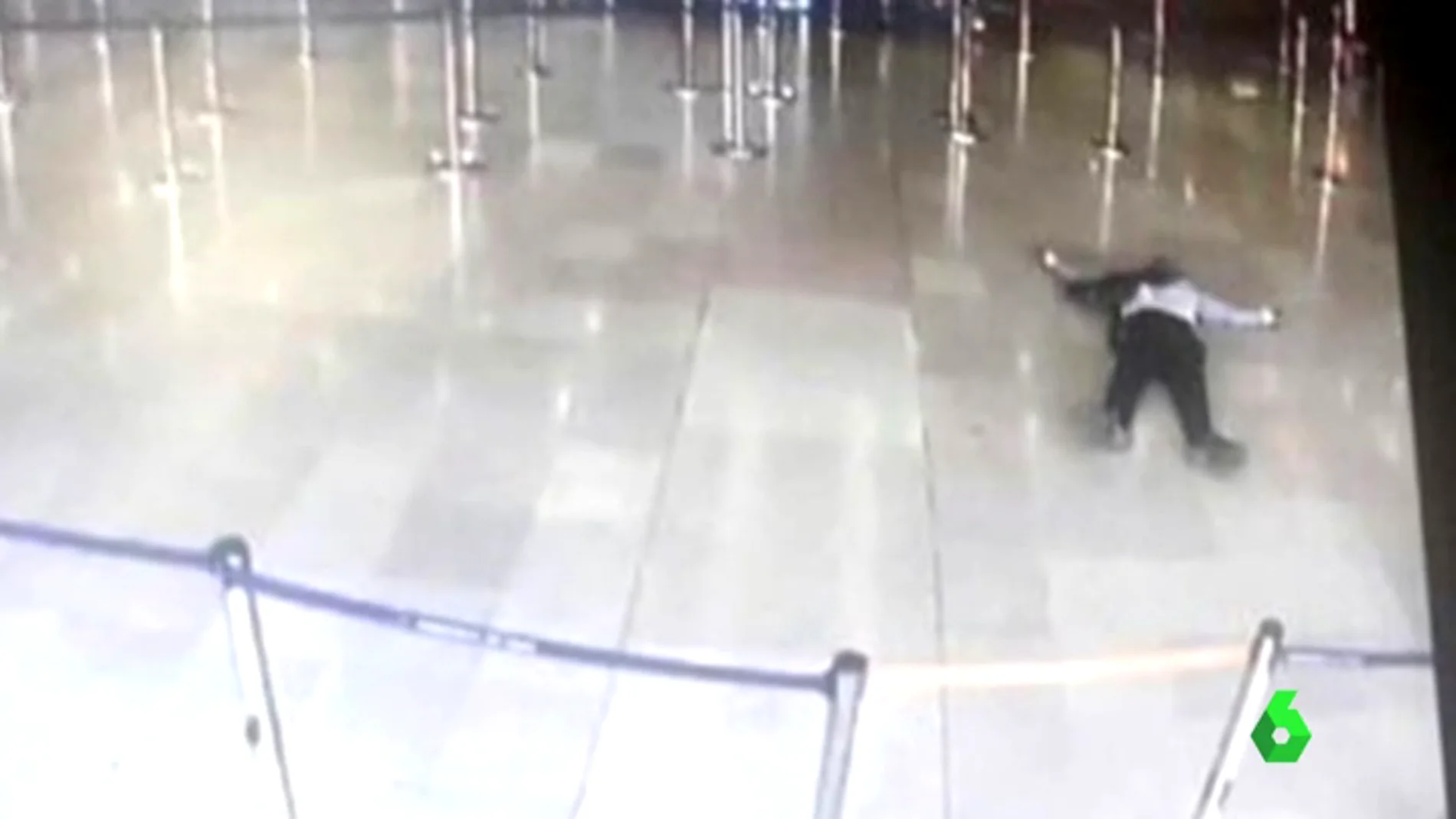 Frame 0.512974 de: Abatido un hombre en el aeropuerto parisino de Orly tras quitar el arma a un soldado