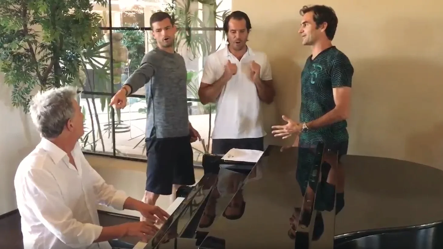 Federer cantando con su 'boy band' Federer cantando con su 'boy band'