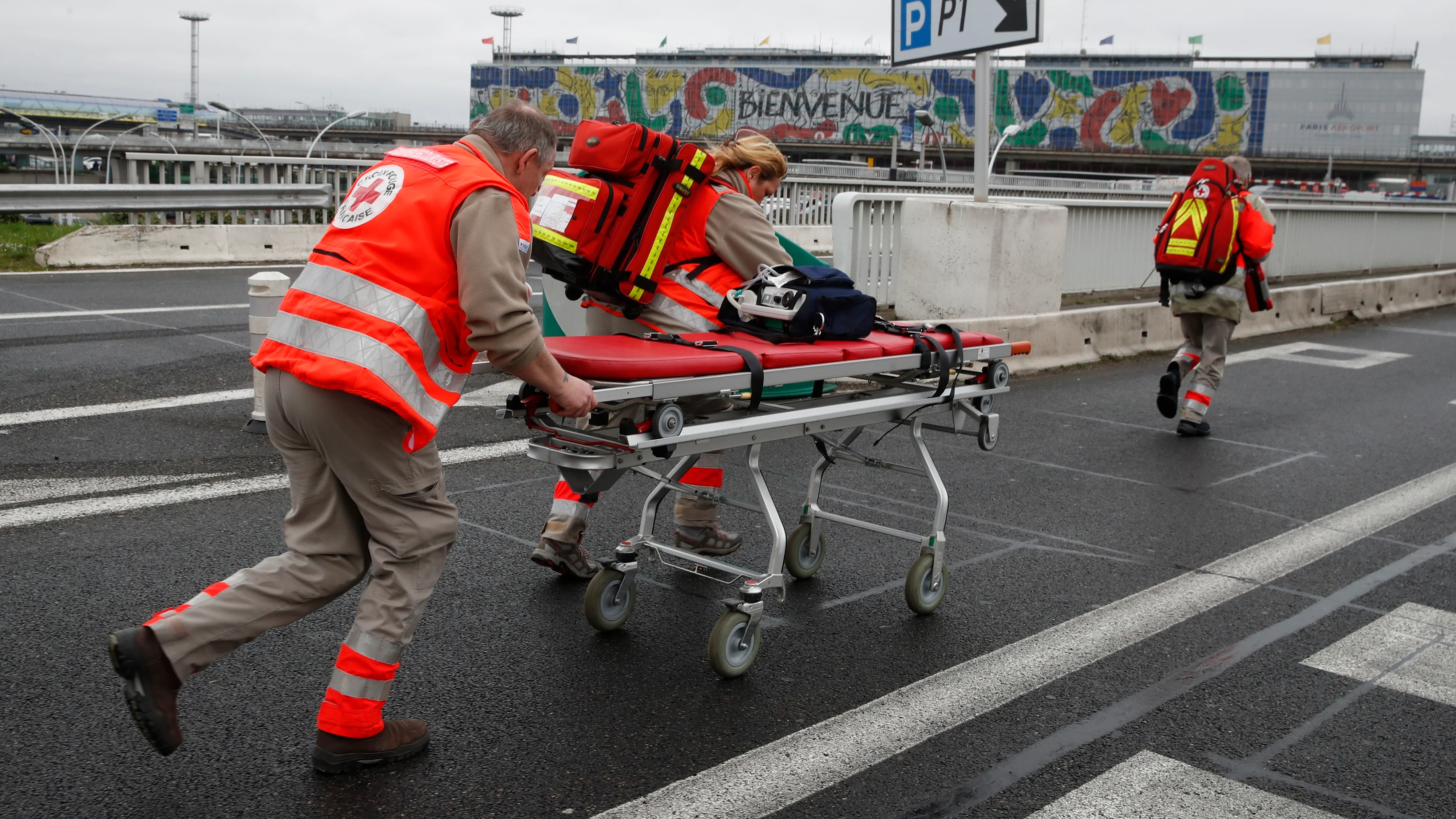 Equipos sanitarios en el aeropuerto de Orly