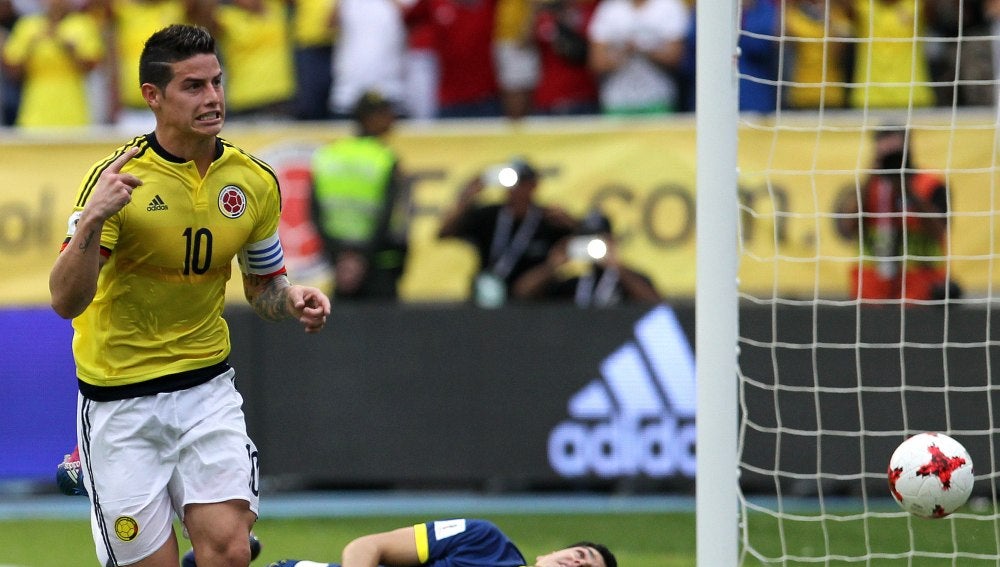 James celebra su gol con Colombia