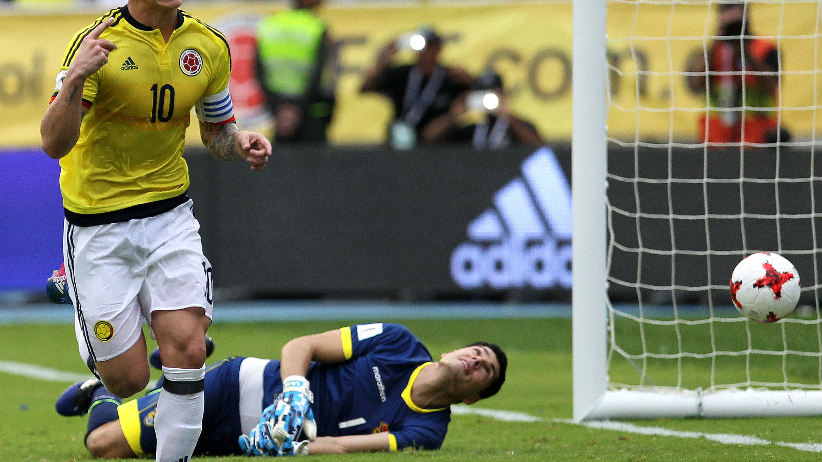 James celebra su gol con Colombia