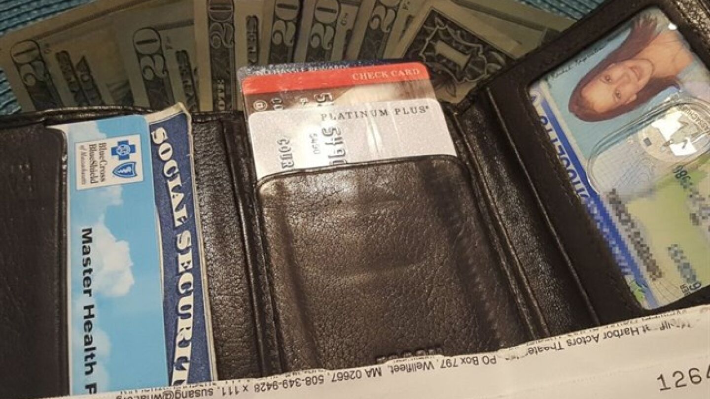 Le devuelven la cartera ocho a&ntilde;os despu&eacute;s con el dinero dentro
