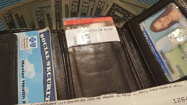 Le devuelven la cartera ocho a&ntilde;os despu&eacute;s con el dinero dentro