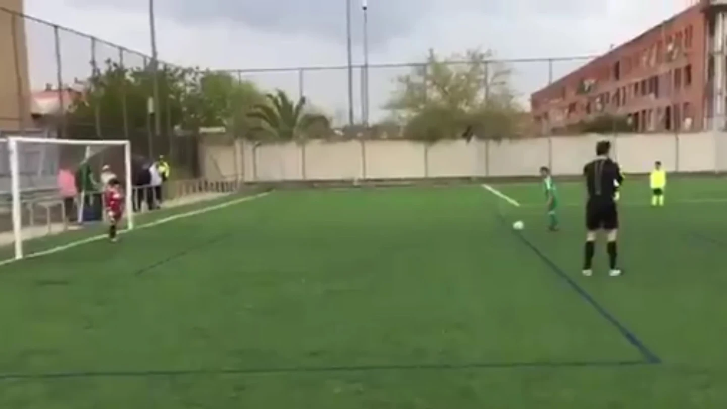 Ejemplo de deportividad de un niño en un partido de benjamines Ejemplo de deportividad de un niño en un partido de benjamines